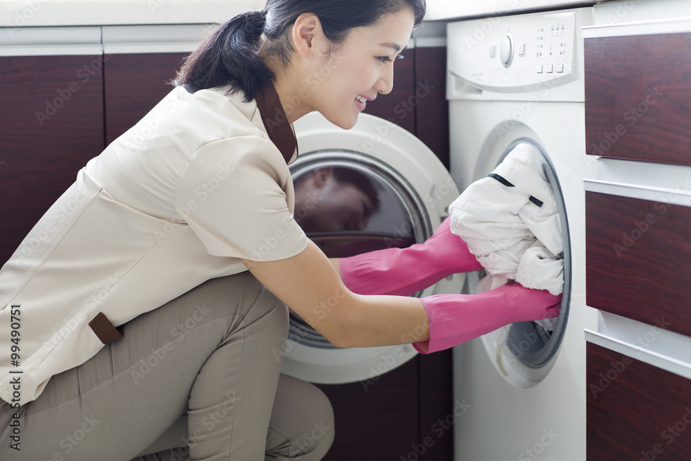 Obraz premium Domestic staff doing laundry