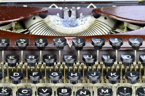 Tastatur einer alten mechanischen Schreibmaschine