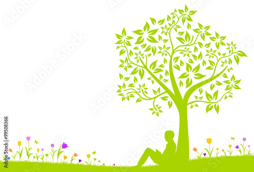 Mann lehnt an Baum