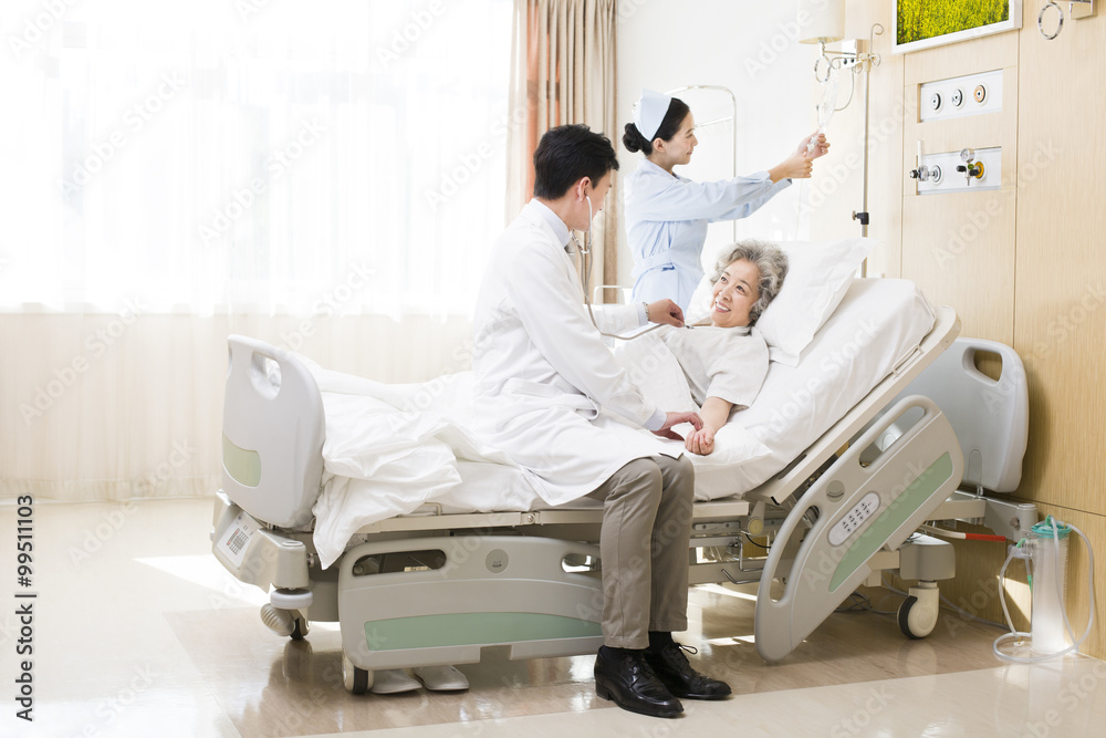 Obraz premium Doctor using stethoscope on patient in hospital