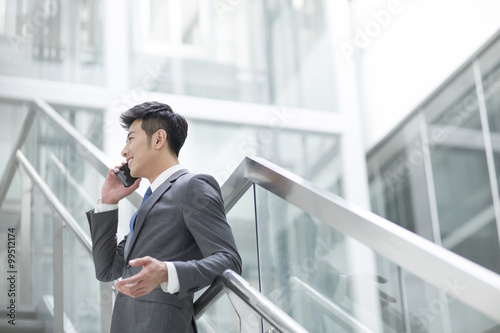 Businessman talking on the phone © Blue Jean Images