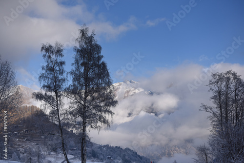 montagne innevate strade neve alberi neve nevicata inverno