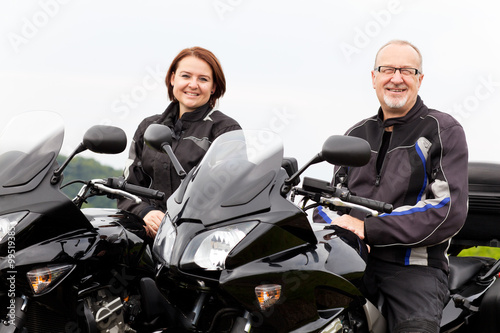Frau und Mann am Motorrad bei einer Pause