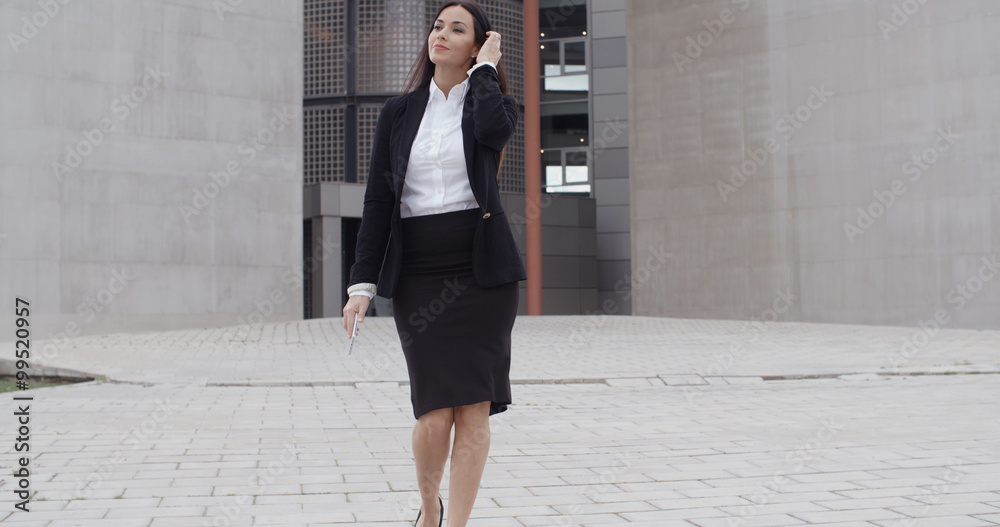 Obraz premium Young businesswoman walking towards the camera