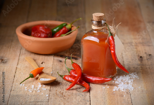 salsa di tabasco fatta in casa nella piccola bottiglia di vetro photo