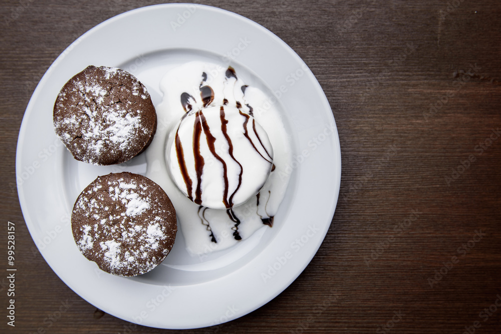 Fototapeta premium chocolate muffins with ice cream