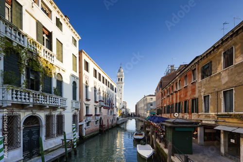 Altstadt mit  San Giorgio dei Greci in Venedig, Italien © franzeldr