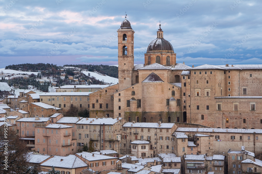 Vista panoramica della cattedrale di Urbino