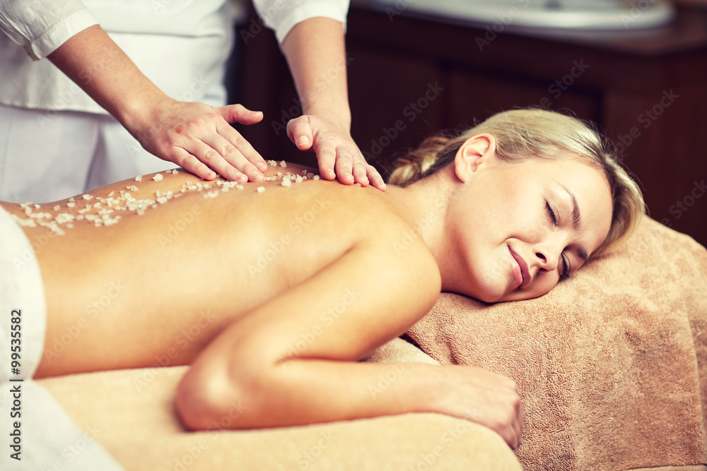 Obraz premium close up of woman lying and having massage in spa