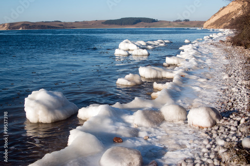 Eisschollen auf der Insel Rügen