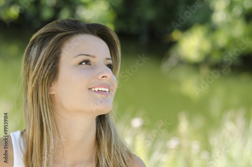belle jeune fille souriante