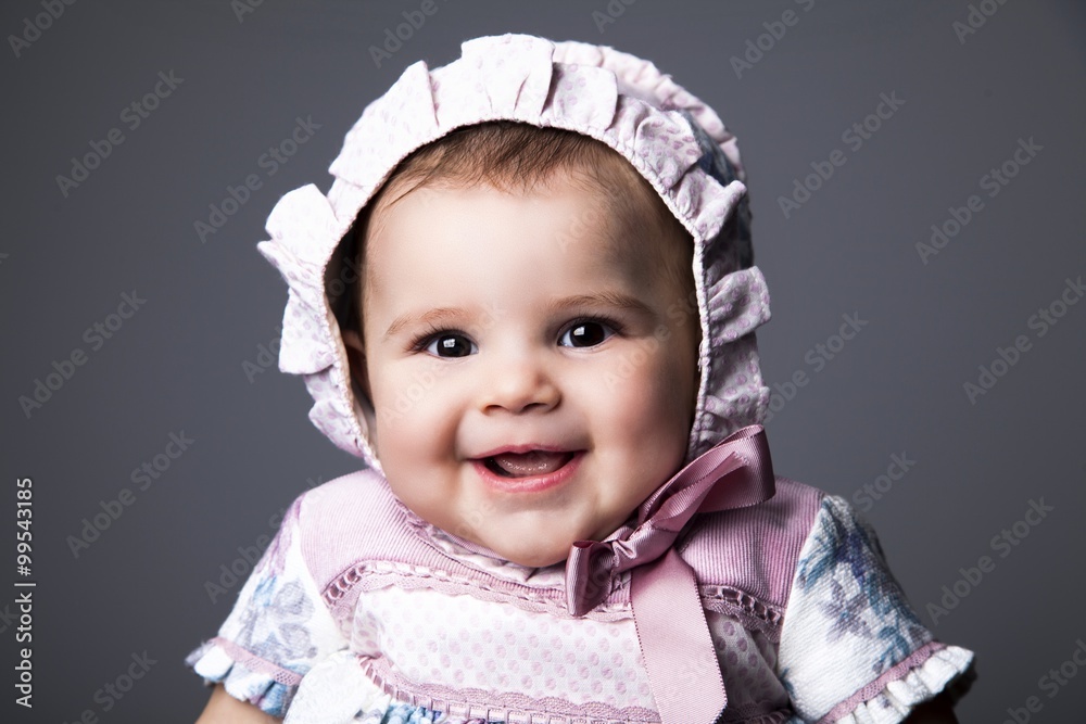 Bebé con gorrito y lazo sonriendo Bebé con gorrito y lazo sonriendo