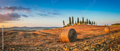 Obraz na płótnie Tuscany landscape with farm house at sunset, Val d'Orcia, Italy w salonie