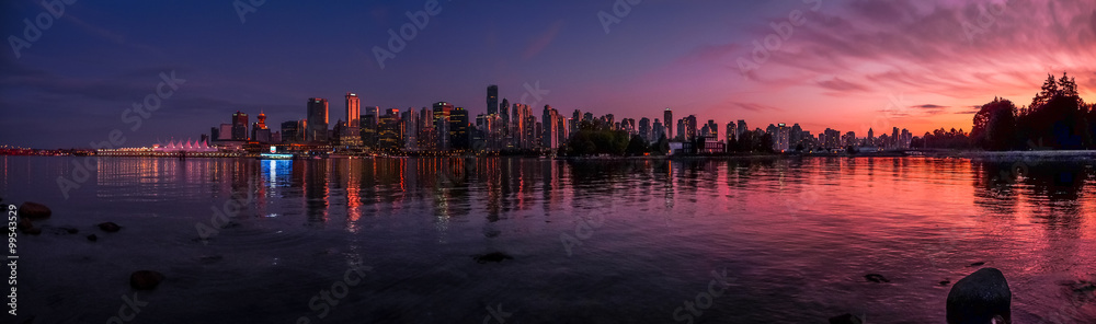 Fototapeta premium Piękna panorama Vancouver i port z idyllicznym blaskiem zachodzącego słońca, Kanada