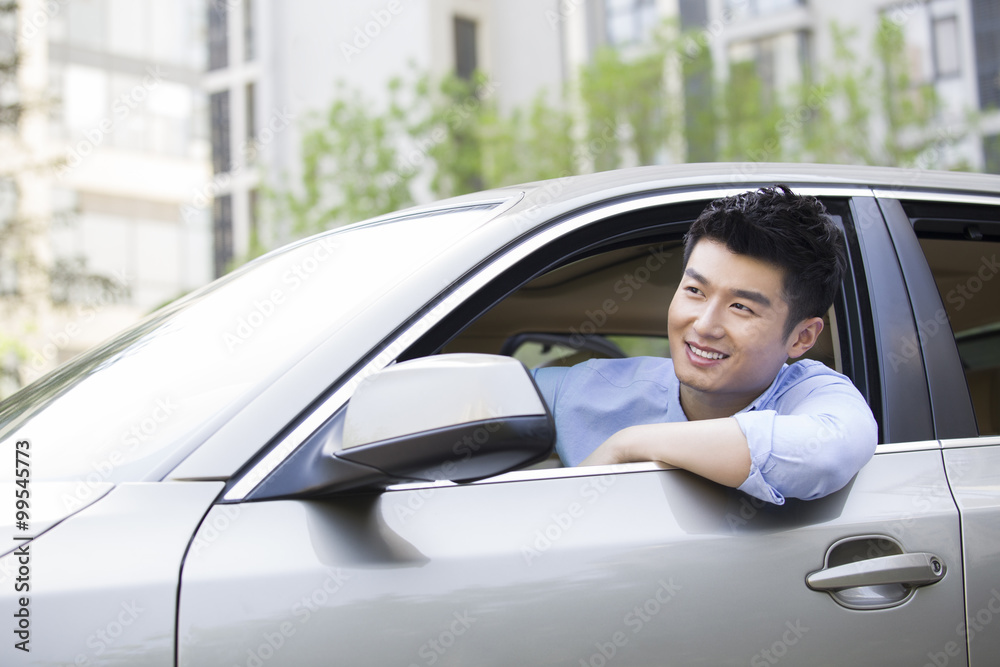 Naklejka premium Young man driving car