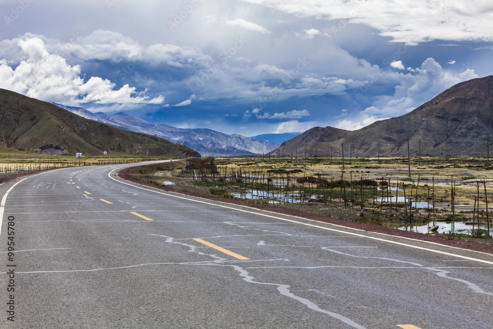 Naklejka premium Road in Tibet, China