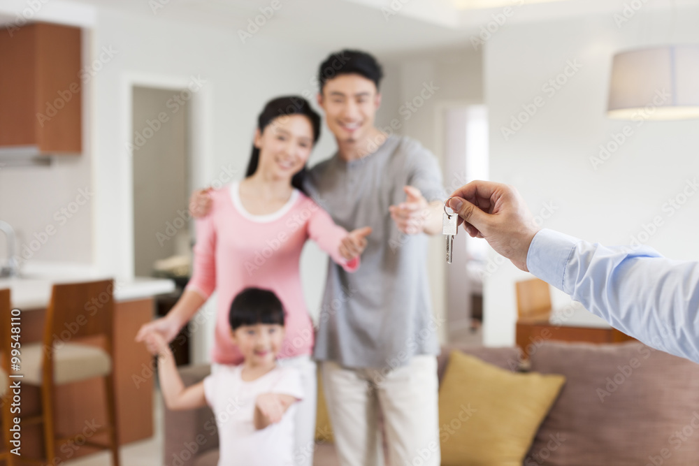 Obraz premium Real estate agent giving family key