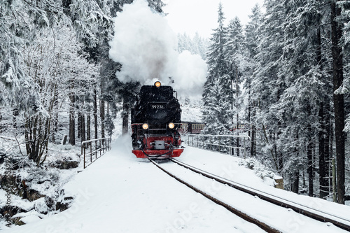 Harzer Schmalspurbahn im Winter durch den Wald © ohenze