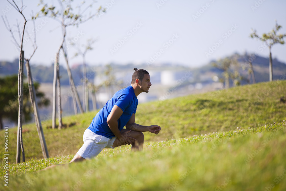 Naklejka premium Young man exercising outdoor