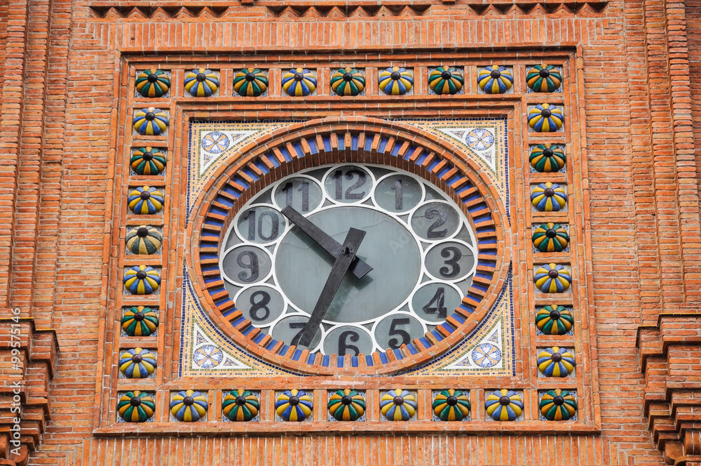 Reloj de la estación de Aranjuez, estilo neomudéjar, Madrid, España Reloj de la estación de Aranjuez, estilo neomudéjar, Madrid, España