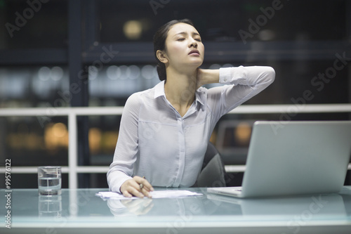Canvas Print Young businesswoman working in office