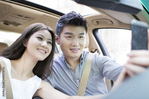 Happy young couple in a car © Blue Jean Images