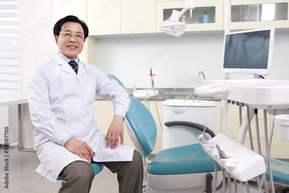 Fototapeta premium Dentist in dental clinic