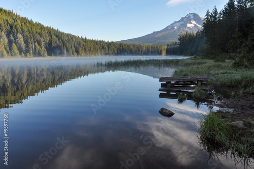 Trillium Lake early morning with Mount Hood, Oregon, USA © brizardh