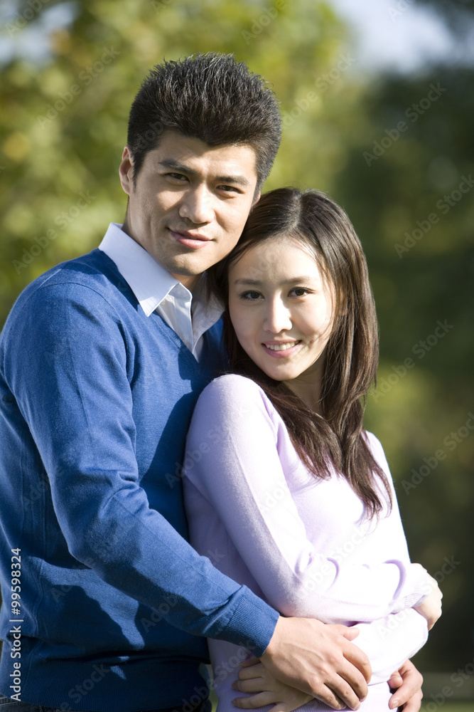 Obraz premium Portrait of a young couple in the park