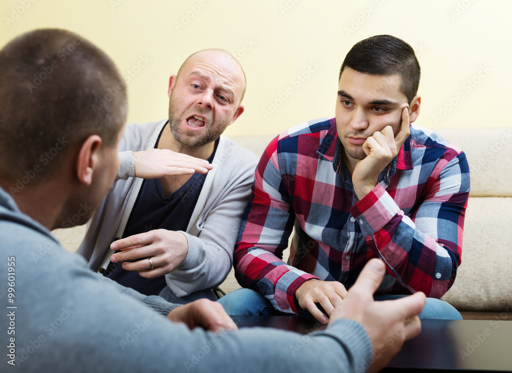 Obraz premium guys sitting at table and sharing the problems