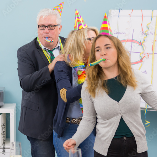 Obraz na plátně kollegen feiern karneval am arbeitsplatz