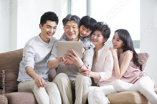 Happy family with digital tablet © Blue Jean Images