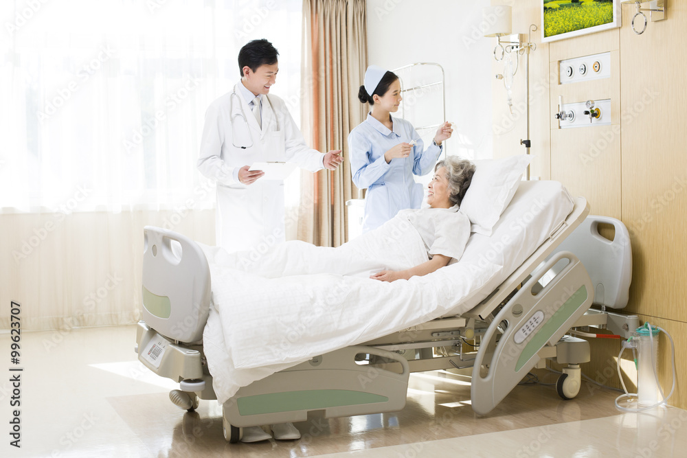 Obraz premium Medical workers with patient in hospital