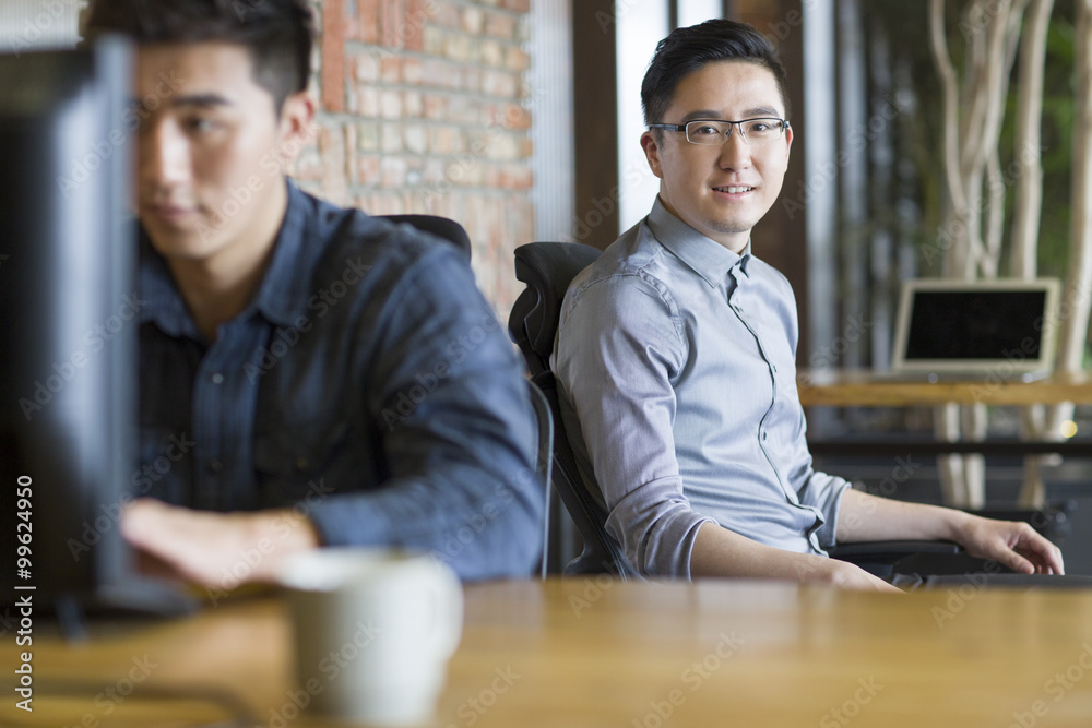 © Blue Jean Images - IT workers sitting in office