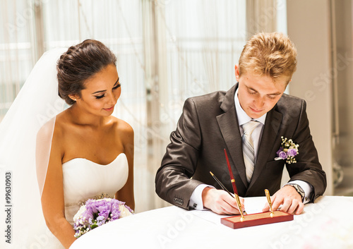 Foto Bride signing marriage license or wedding contract