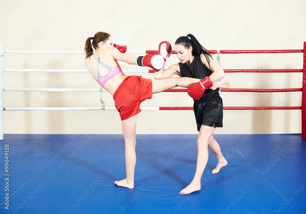 Obraz premium Muay thai woman fighting at training ring