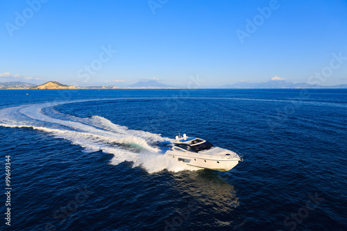 Obraz na płótnie luxury motoryacht in navigation w salonie