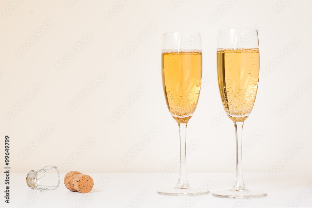 Volle champagneglazen tegen een neutrale achtergrond Volle champagneglazen tegen een neutrale achtergrond