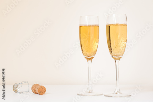 Volle champagneglazen tegen een neutrale achtergrond