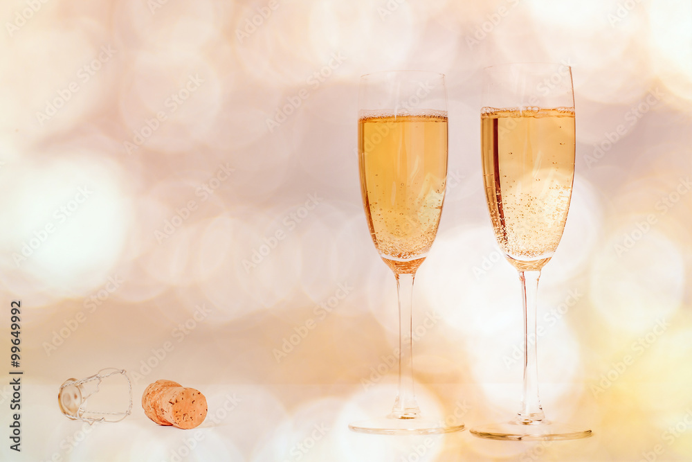 Volle champagneglazen tegen een feestelijke achtergrond 