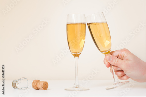 Volle champagneglazen waarvan 1 wordt weggepakt