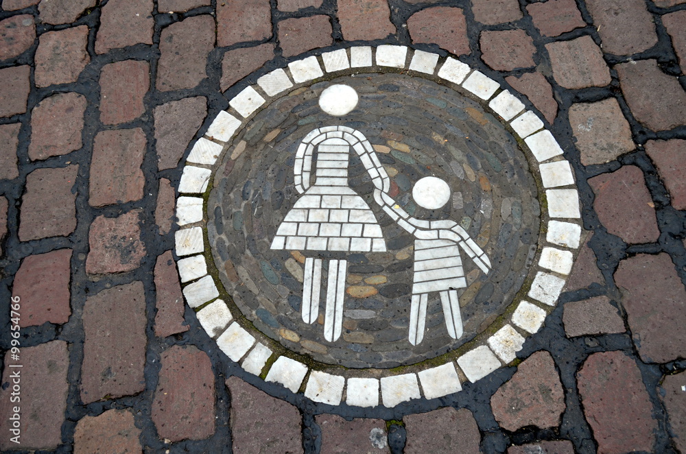 Fußgängerzone-Piktogramm in Kopfsteinpflaster
