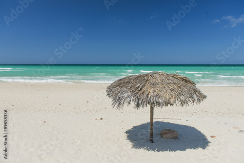 Pla  a z parasolem i widokiem na turkusowe morze w Varadero na Kubie