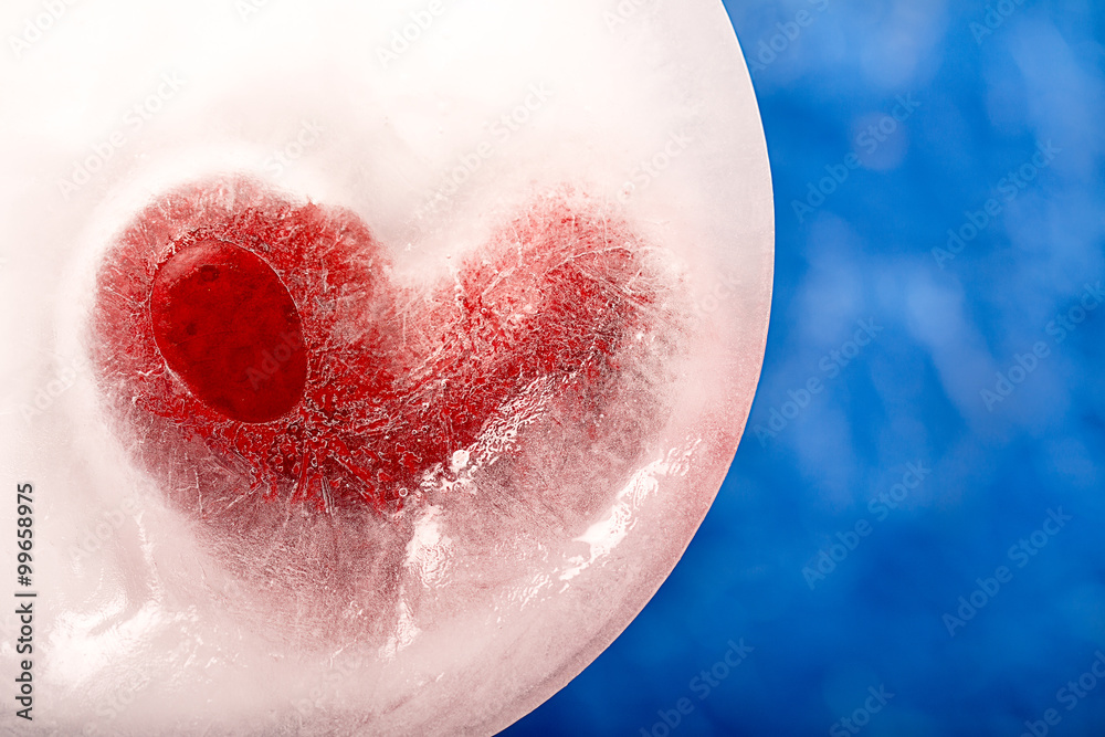 Fototapeta premium Coeur rouge gelé dans la glace