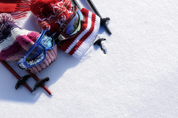 Fotobehang Wintersport Skiuitrusting met bril en stokken  © david_franklin