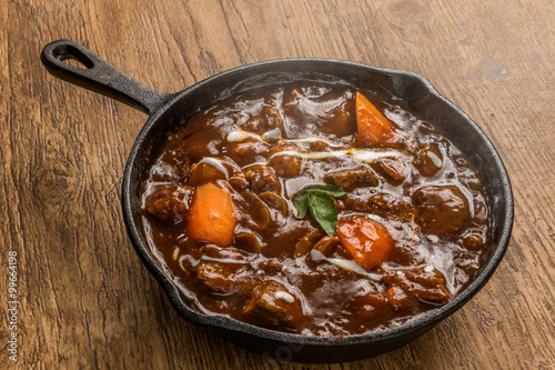 鉄鍋でビーフシチュー　 dish that beef stew is delicious
