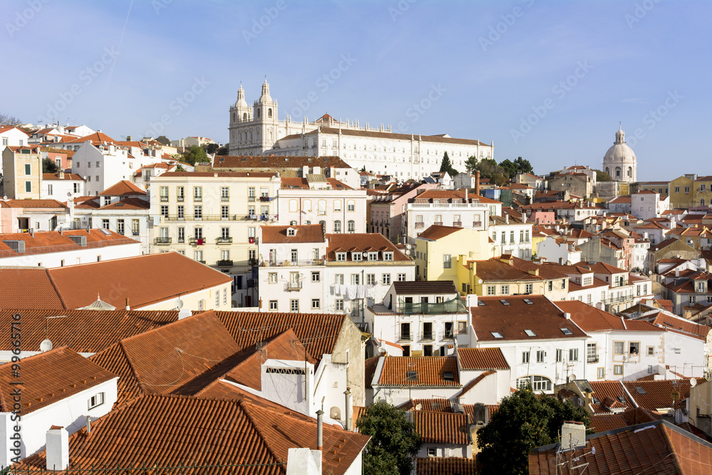 白い壁と赤い屋根のリスボン市内