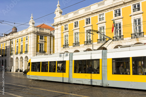 リスボン市内のコメルシオ広場と路面電車