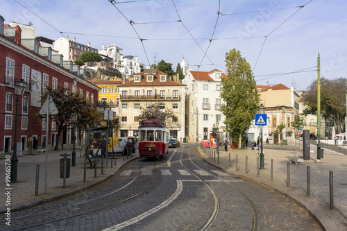 リスボン市内を行く路面電車