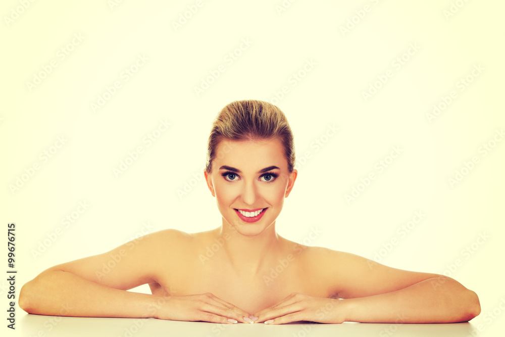 Obraz premium Young beautiful woman based on table